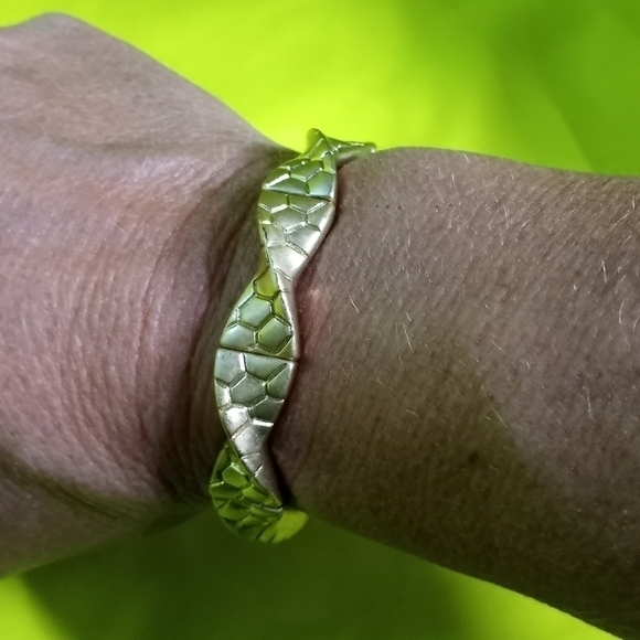 Goldtone stretch scale snakeskin 🐍 pattern twisted bracelet - Picture 1 of 5